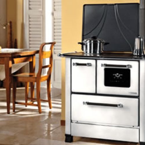 Se chauffer et cuisiner en même temps: découvrez la cuisiniere a bois